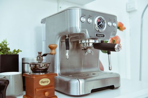 我喜歡喝意式咖啡,最近想買臺(tái)咖啡機(jī),請(qǐng)問(wèn)半自動(dòng)咖啡機(jī)和全自動(dòng)咖啡機(jī)的區(qū)別是什么